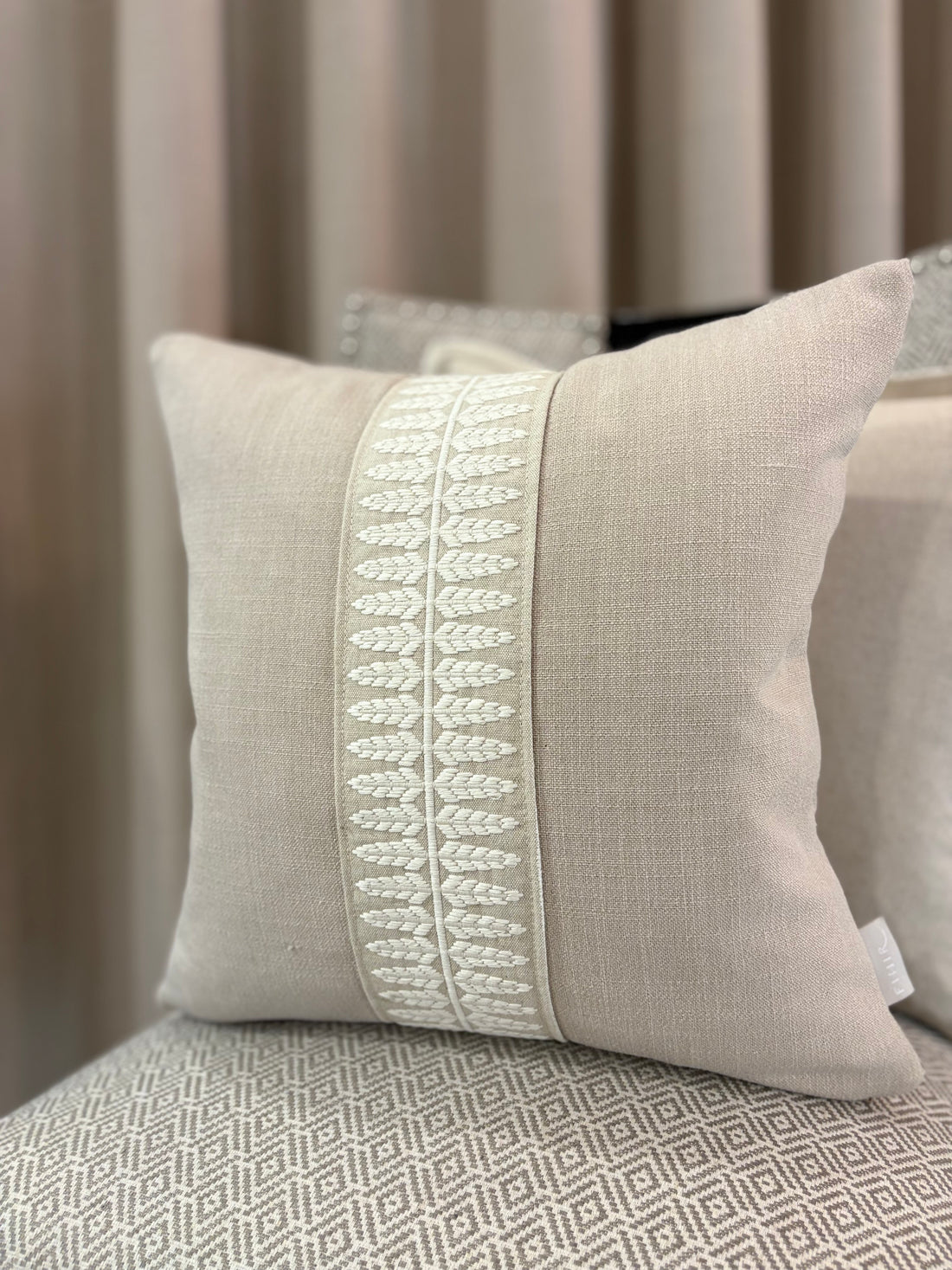 Eman Cushion Skeffington Nimbus White